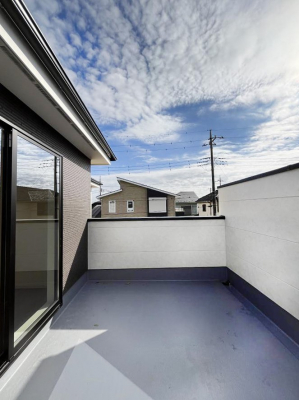 �o���R�j�[�@�����`Balcony�`�@������̃o���R�j�[�̑O�ɂ͉_�ȊO�ɑ��z���Ղ���̂�����܂���B�����󕨂������₷���A����薾�邭�C�����̂������������Ă��܂��B�Ƒ��S�����̐��󕨂���C�Ɋ����܂��B