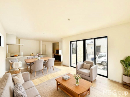 ���r���O�@�����`Living�`�@�O���̗��Ȃ��V���v���ł�������LDK�B�傫�ȑ�������������������ނ̂Ŏ��������邭�A�Ƒ��̌e���̏�Ƃ��ăs�b�^���ł��B�J�����Ɠ�������̗ǂ��𐥔񂲗����������I�@���Ƌ��CG�ł�