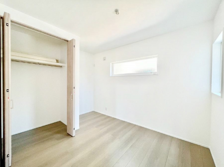 �q�������@�����`Bed Room�`�@�q�������͂��q�l�ɂƂ��đ�Ϗd�Ȗ���������܂��B�q����l�ŉ߂�����Ԃ�^���邱�ƂŁA�h���׋����Ԃ����R�Ƒ����܂����畔���̕Еt����|���Ȃǂ��������ƂɌq����܂��B