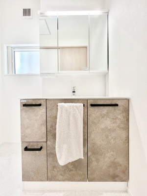 ���ʑ�E���ʏ��@�����`Dressing Room�`�@�\���ȑ傫���̐��ʑ�͎��[�����鎖�Ȃ���A�g�����Ȃ݃`�F�b�N�⎕�����ȂǁA���̍Q�����������Ԃł��z�e�����C�N�ȃX�y�[�X�ŗ]�T�Ƃ�Ƃ�������Ē����܂��B