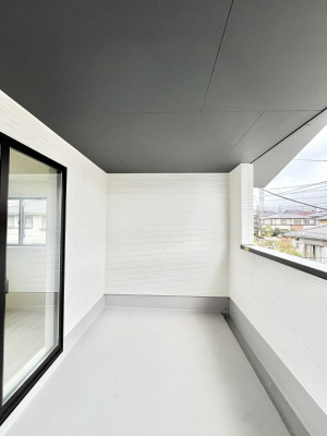 �o���R�j�[�@�����`Balcony�`�@�C���i�[�o���R�j�[�͐��󕨂������X�y�[�X�Ƃ��ċ}�ȉJ�Ő��󕨂��G��Ă��܂��̂�h���ł���܂����`�F�A�ł��낢����A�Ăɂ͎�����C�ɂ����r�j�[���v�[�����y���߂܂��ˁ�