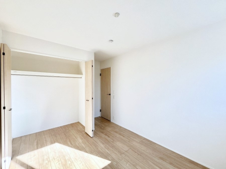 �Q���@�����`Bed Room�`  �S�����ɂ͎��[�N���[�[�b�g�������I���i�g���̂��m���⏬���͂������A�G�ߕ��̂��m���Ȃǂ���������Ɛ������ڂ����܂������܂��B  ������Ԃ��L���g�p�ł��܂��ˁB