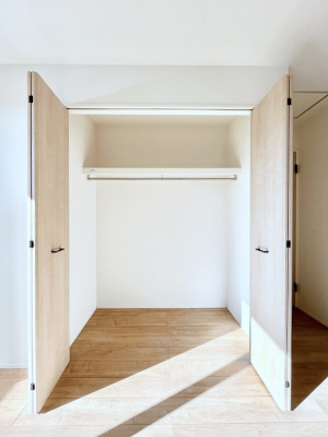 ���[�@�����`Closet�`�@�ǖʃN���[�[�b�g������΃^���X��u���K�v���Ȃ��A�o������̂Ȃ��X�b�L����Ԃ��ێ��ł��܂��B����ꂽ�X�y�[�X��L���Ɋ��p�ł������B�G�߂̈ߗނ��̕i�Ȃǂ����Ղ���[�o���܂��ˁ�