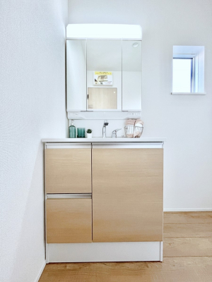 ���ʑ�E���ʏ��@�����`Dressing Room�`�@�\���ȑ傫���̐��ʑ�͎��[�����鎖�Ȃ���A�g�����Ȃ݃`�F�b�N�⎕�����ȂǁA���̍Q�����������Ԃł��z�e�����C�N�ȃX�y�[�X�ŗ]�T�Ƃ�Ƃ�������Ē����܂��B