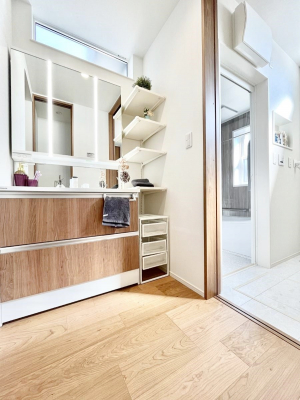 ���̑��@������5�������`Dressing Room�`  ����������F�����œ��ꂳ��Ă���ƁA�X�b�L���Ɛ�������ۂ������܂��B���̗��ɂ͂����Ղ�Ǝ��[�X�y�[�X��W�������I�����́A�V���v�����@�\�����d�����āB