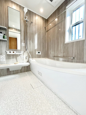 �����@������5�������`Bath Room�`�@�������������͋C�̗����Ŗ����Ɍ����ă��t���b�V���B���������@�\���t���Ă���̂ŗׂ̐���@�u����Ő􂢏オ�������󕨂��A�J�̓����V�C���C�ɂ������������邱�Ƃ��\�ł��B