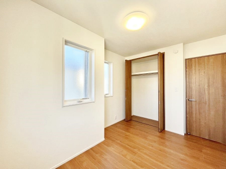 ���̑����ρ@������5�������`Bed Room�`�@�؂̉����肪�₳�����t���[�����O�͈��炬�������炷�v���C�x�[�g��ԁB����߂̃t���[�����O�ł��̂ŁA�ǎ��Ƃ��}�b�`���A���������X�ɍL�������Ă������ʂ��B