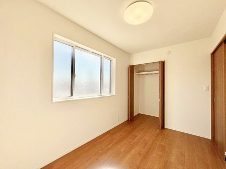 �Q���@������5�������`Bed Room�`�@�u��������������l�v�Ƃ��v�w�ł�����肭�낰��Q���B�����̉Ǝ��₨�d���ɔ�ꂽ���̓t�J�t�J�̃x�b�g�Ŗ�����Ă��������B�e���r��{�I�������Ă����K�ȍL����������