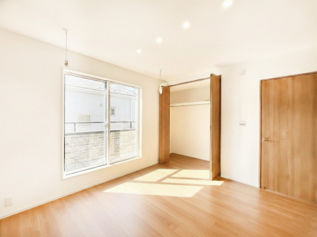 �q�������@������5�������`Bed Room�`�@�q�������͂��q�l�ɂƂ��đ�Ϗd�Ȗ���������܂��B�q����l�ŉ߂�����Ԃ�^���邱�ƂŁA�h���׋����Ԃ����R�Ƒ����܂����畔���̕Еt����|���Ȃǂ��������ƂɌq����܂��B