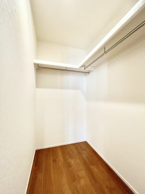 ���̑��@�����`Walk-in Closet�`�@��������̗m���������Ă��V���ɂȂ�ɂ����E�H�[�N�C���N���[�[�b�g�B�m���ȊO�ɂ��A���i�g��Ȃ��Ɠd��X�[�c�P�[�X�A�X�g�b�N�i�Ȃǉ��ł��Еt����������Ԃł��B