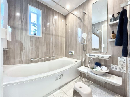 �����@������1�������`Bath Room�`�@���t���̃o�X���[���́A�̌������薾�邭�C�����̗ǂ���Ԃł��B�������邱�ƂŁA���C�����ǍD�B������芰����o�X���[���ŁA�����̃o�X�^�C�����y���݂ɂȂ肻���ł��B