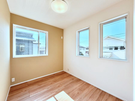 �q�������@������1�������`Bed Room�`�@�q�������͂��q�l�ɂƂ��đ�Ϗd�Ȗ���������܂��B�q����l�ŉ߂�����Ԃ�^���邱�ƂŁA�h���׋����Ԃ����R�Ƒ����܂����畔���̕Еt����|���Ȃǂ��������ƂɌq����܂��B