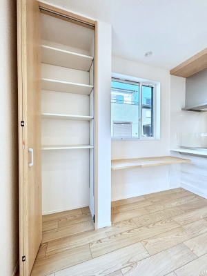 ���̑����ρ@���r���O���[�B�����Ɏ��[������ƕ����W�܂�LDK���X�b�L���Еt�������ł��ˁB  