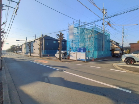 ���n�O�ώʐ^�@�`Exterior�`�@�O�ʓ��H�F�k��12m�����A�k��4m�����@��w�̈�ˌ��Ă𒆐S�Ƃ����X���݂����R�Ƒ����A���ӂ͍��������������Ă��Ȃ��̂ŁA�΂̑����ՐÂȎ����������ł��B