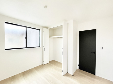 �Q���@������2�������`Bed Room�`  �S�����ɂ͎��[�N���[�[�b�g�������I���i�g���̂��m���⏬���͂������A�G�ߕ��̂��m���Ȃǂ���������Ɛ������ڂ����܂������܂��B  ������Ԃ��L���g�p�ł��܂��ˁB