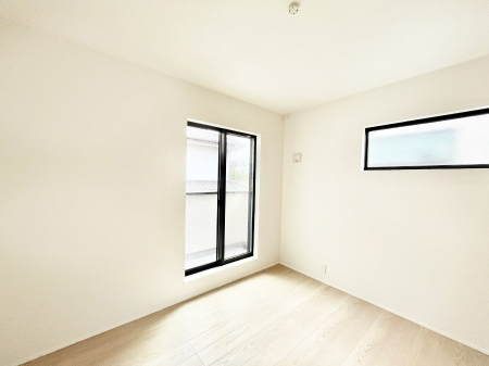 �q�������@������2�������`Bed Room�`�@�q�������͂��q�l�ɂƂ��đ�Ϗd�Ȗ���������܂��B�q����l�ŉ߂�����Ԃ�^���邱�ƂŁA�h���׋����Ԃ����R�Ƒ����܂����畔���̕Еt����|���Ȃǂ��������ƂɌq����܂��B