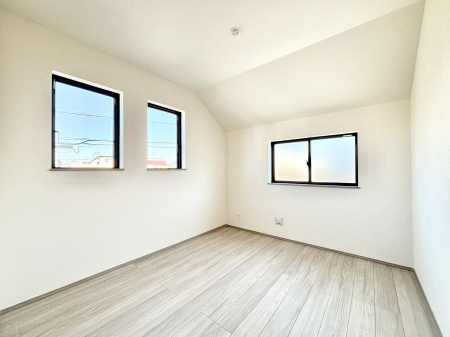 �q�������@������2-1�������`Bed Room�`�@�q�������͂��q�l�ɂƂ��đ�Ϗd�Ȗ���������܂��B�q����l�ŉ߂�����Ԃ�^���邱�ƂŁA�h���׋����Ԃ����R�Ƒ����܂����畔���̕Еt����|���Ȃǂ��������ƂɌq����܂��B