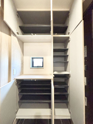 ���̑����ρ@�ݔ���2-1�����������Ղ���[�ł���V���[�Y�{�b�N�X�ŉƑ��S���̌C���A���ւ�������B  