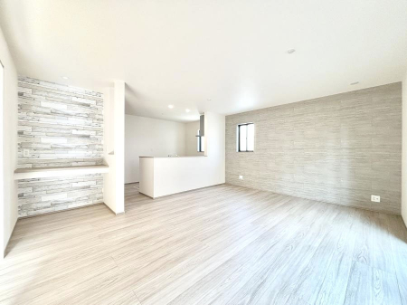 ���r���O�@������2-1�������`Living�`�@�Ƒ��̐H����c���̂ق��A�q�ǂ���V�΂�����A�F�l���������肷��LDK�͏Z�܂��̒��S�B�����ԉ߂����ꏊ������A���̋�Ԃ͏Z�܂��S�̂̋��S�n�����E���܂��B