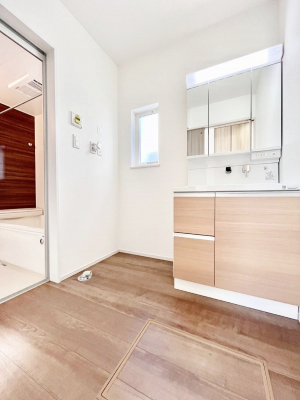 ���̑��@�������R�������`Dressing Room�`  �\���ȑ傫���̐��ʑ�͎��[�����鎖�Ȃ���A�g�����Ȃ݃`�F�b�N�⎕�����ȂǁA���̍Q�����������Ԃł��z�e�����C�N�ȃX�y�[�X�ŗ]�T�Ƃ�Ƃ�������Ē����܂��B