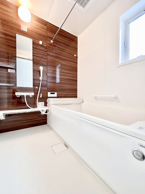 �����@�������R�������`Bath Room�`�@���t���̃o�X���[���́A�̌������薾�邭�C�����̗ǂ���Ԃł��B�������邱�ƂŁA���C�����ǍD�B������芰����o�X���[���ŁA�����̃o�X�^�C�����y���݂ɂȂ肻���ł��B