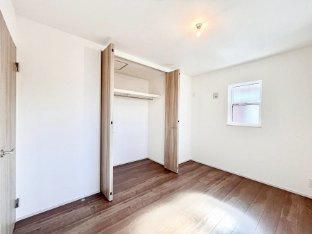 �Q���@�������R�������`Bed Room�`  �S�����ɂ͎��[�N���[�[�b�g�������I���i�g���̂��m���⏬���͂������A�G�ߕ��̂��m���Ȃǂ���������Ɛ������ڂ����܂������܂��B  ������Ԃ��L���g�p�ł��܂��ˁB