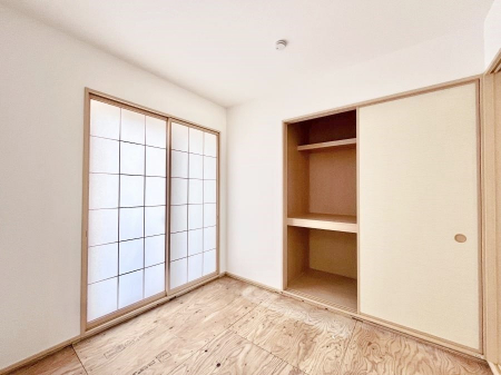 ���̑����ρ@�������R�������`Japanese Room�`�@LDK�אڂ̘a���́A�A�C���������Ȃǉ��l�̉Ǝ��X�y�[�X�Ƃ��āA�܂������Ȃ��q�l�̂��邲�ƒ�ł͂����Q�₨�ނւ��̏�Ƃ��Ă����p���������܂��B