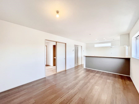 ���r���O�@�������R�������`Living�`�@�����ɂ݂͂�Ȃ��W���A�H���Ɗy������b���n�܂�B�b�ɖ����ɂȂ肷���āA��������Y��锼�߂��ɂȂ��Ă��܂��B����ȑ��̊Ԃ̍K�������������Ă����ꏊ�ł��肽���B