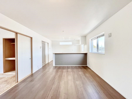 ���̑����ρ@�������R�������`Living�`�@�L���ȗz�������̏ꏊ���Ƃ炵�����B�����邱�̋�Ԃ݂͂�Ȃ̏Ί炪�W���ꏊ�A����Y��A���邱�Ƃ̂Ȃ����킢���Ȃ���b���y���ގ��ԁA��������̎v�����Ԃ���ꏊ�B