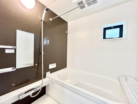�����@�����`Bath Room�`�@�������������͋C�̗����Ŗ����Ɍ����ă��t���b�V���B���������@�\���t���Ă���̂ŗׂ̐���@�u����Ő􂢏オ�������󕨂��A�J�̓����V�C���C�ɂ������������邱�Ƃ��\�ł��B