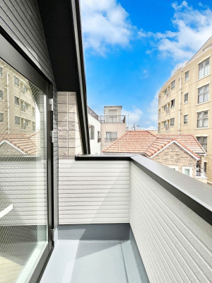�o���R�j�[�@�����`Balcony�`�@�傫�ȋ�Ɉ͂܂ꂽ�C�����̂����ƁB�o���R�j�[��`�������ň��|�I�ȊJ�����ɕ�܂�܂��B�o���R�j�[�͗z���������݂��z�c����󕨂��C�����悭�������Ƃ��ł��܂��B