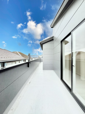 �o���R�j�[�@�����`Balcony�`�@�쑤�ɐݒu���ꂽ���s���̂��郏�C�h�o���R�j�[�B�S�n�悢�z�˂���g���ȕ����y���ނ��Ƃ��o���܂��B���ꂽ���ɂ͂����Ղ�̐��󕨂�z�c�������܂��I�g���₷���J���I�ȃo���R�j�[�ł���