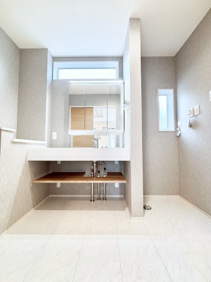 ���ʑ�E���ʏ��@�����`Dressing Room�`�@�Â��Ȃ肪���Ȑ��ʏ�����������ƍ̌��Ɗ��C���\�Ȃ̂ŋC�����悭���g�������܂��B�O�ʋ��^�C�v�̐��ʑ�͋������[�ŎU�炩�肪���Ȑ��ʏ����X�b�L����