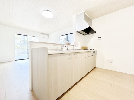 �L�b�`���@���Ƒ��̉�b�e�ޑΖʃL�b�`���B���������̃p�p�}�}�����Ƒ��Ɖ߂������Ԃ����������I