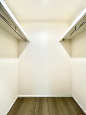 ���̑��@������A�������`Walk-in Closet�`�@��������̗m���������Ă��V���ɂȂ�ɂ����E�H�[�N�C���N���[�[�b�g�B�m���ȊO�ɂ��A���i�g��Ȃ��Ɠd��X�[�c�P�[�X�A�X�g�b�N�i�Ȃǉ��ł��Еt����������Ԃł��B