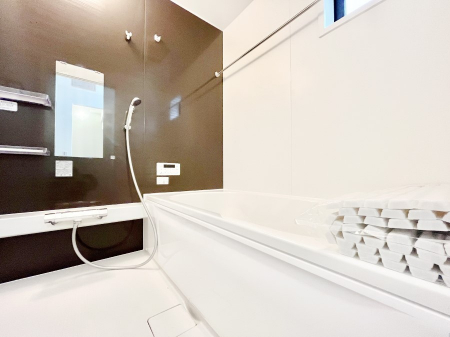 �����@�����`Bath Room�`�@�������������͋C�̗����Ŗ����Ɍ����ă��t���b�V���B���������@�\���t���Ă���̂ŗׂ̐���@�u����Ő􂢏オ�������󕨂��A�J�̓����V�C���C�ɂ������������邱�Ƃ��\�ł��B