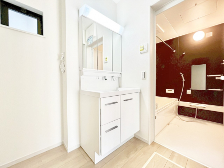 ���ʑ�E���ʏ��@�X�^�C�����O�ɕ֗��ȎO�ʋ��A�~���[�L���r�l�b�g�ōׂ������X�b�L��