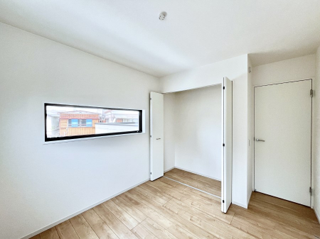 �q�������@�������Q�������`Bed Room�`�@�q�������͂��q�l�ɂƂ��đ�Ϗd�Ȗ���������܂��B�q����l�ŉ߂�����Ԃ�^���邱�ƂŁA�h���׋����Ԃ����R�Ƒ����܂����畔���̕Еt����|���Ȃǂ��������ƂɌq����܂��B