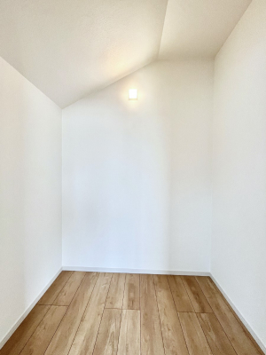 ���̑��@�������Q�������`Walk-in Closet�`�@��������̗m���������Ă��V���ɂȂ�ɂ����E�H�[�N�C���N���[�[�b�g�B�m���ȊO�ɂ��A���i�g��Ȃ��Ɠd��X�[�c�P�[�X�A�X�g�b�N�i�Ȃǉ��ł��Еt����������Ԃł��B