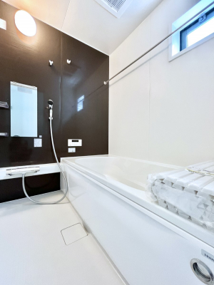 �����@�������R�������`Bath Room�`�@����L�΂��ē������邱�Ƃ��\�I����̔�������M�d�ȃo�X�^�C���ł��B���q�l�Ƃ��ꏏ�ł��\���ȍL���Ȃ̂ŁA���r���O�Ƃ͈�����Ƒ��c�R�̂ЂƎ������y���݂��������܂��B