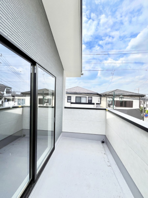 �o���R�j�[�@�������R�������`Balcony�`�@�傫�ȋ�Ɉ͂܂ꂽ�C�����̂����ƁB�o���R�j�[��`�������ň��|�I�ȊJ�����ɕ�܂�܂��B�o���R�j�[�͗z���������݂��z�c����󕨂��C�����悭�������Ƃ��ł��܂��B