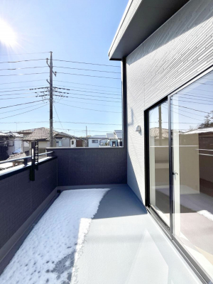 �o���R�j�[�@������1�������`Balcony�`�@������̃o���R�j�[�̑O�ɂ͉_�ȊO�ɑ��z���Ղ���̂�����܂���B�����󕨂������₷���A����薾�邭�C�����̂������������Ă��܂��B�g���₷���J���I�ȃo���R�j�[�ł���