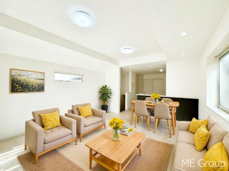 ���r���O�@�����`Living�`�@�Ƒ��̉�b��Ί炪�s���������r���O�ł��B�q���������Ă�p�����Ȃ���A�傫�ȃ\�t�@��_�C�j���O�e�[�u���ł������H���������肭�났�����􂻂�Ȗ������������Ԃł��I���Ƌ��CG�ł�