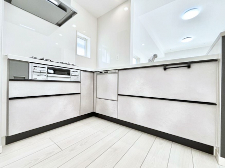 �L�b�`���@�����`Kitchen�`�@��b���e�ރ��r���O�A�������������Ȃ�L�b�`���B�Ƃ́A�������������ł͂Ȃ��A��炵��������A���K�ɂ���ꏊ�B�Ί�̖����A���炬�̓��X�̂��߂ɁA�ŐV�̐ݔ��E�d�l���̗p�B