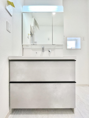 ���ʑ�E���ʏ��@�����`Dressing Room�`�@�\���ȑ傫���̐��ʑ�͎��[�����鎖�Ȃ���A�g�����Ȃ݃`�F�b�N�⎕�����ȂǁA���̍Q�����������Ԃł��z�e�����C�N�ȃX�y�[�X�ŗ]�T�Ƃ�Ƃ�������Ē����܂��B