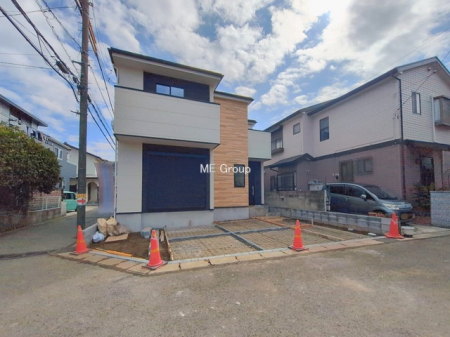 ���n�O�ώʐ^�@�`Exterior�`�@�ՐÂȏZ��n�Ŏq��ĉƑ��ɍœK�B�΂Ɍb�܂ꂽ�G���A�ł��U�������K�ŁA���R�ɕ�܂ꂽ���₩�ȕ�炵��������Z���ł��B�΂̏����������Ȃ���z�b�Ɖ߂��������B  