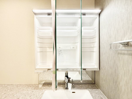 ���̑����ρ@�O�ʋ��̗��ɁA���ϕi��q���p�i�Ȃǂ����[�\�B���ʑ����������ƕۂ��܂��I