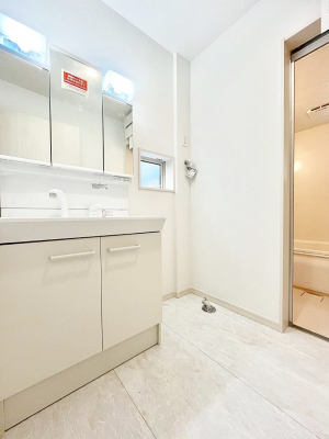 ���̑��@�����`Dressing Room�`�@���邭����������p�E�_�[���[���B�����g���ꏊ�����炱���A���K�ȋ�ԂƂȂ��Ă���܂��B�V�����v�[�h���b�T�[���̗p���Ă���܂��̂ŁA���V��������y�ɏo���܂��B