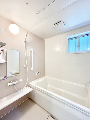 �����@�����`Bath Room�`�@�������Ƒ���L�΂��ē������邱�Ƃ��\�I����̔�������M�d�ȃo�X�^�C���ł��B���q�l�Ƃ��ꏏ�ł��\���ȍL���Ȃ̂ŁA���r���O�Ƃ͈�����Ƒ��c�R�̂ЂƎ������y���݂��������܂��B