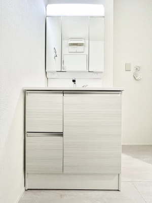 ���ʑ�E���ʏ��@�O�ʋ��̗��ɁA���ϕi��q���p�i�Ȃǂ����[�\�B���ʑ����������ƕۂ��܂��I